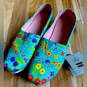 Gorgeous brand new floral TOMS women’s size 10